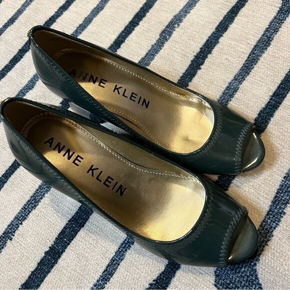 Anne Klein NEW!! Green Leather, Slip On, Peep Toe, Chunky Heel. WMN 6M - Picture 1 of 6